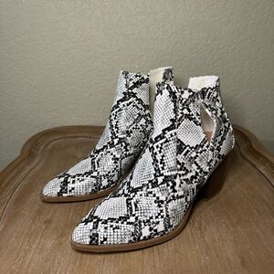 Ladies 8 Kathemoi Womens Slip on Ankle Boots V Cutout black & white snake print